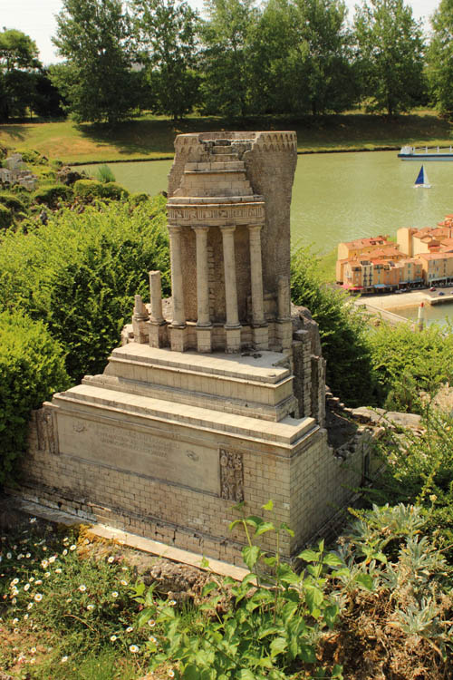 monument de la turbie village provenal 01