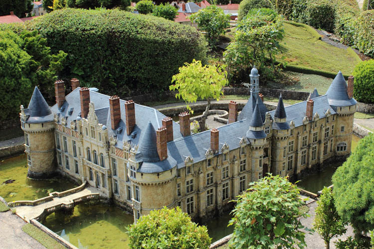 village de symphorien et chteau d'esclimont 01